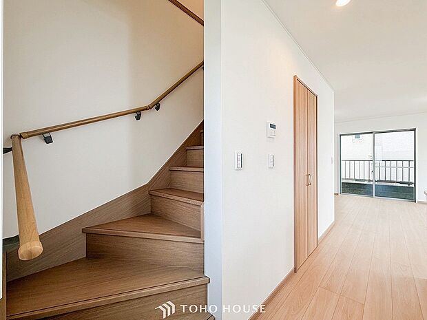 パブリックゾーンとプライベートゾーン繋ぐ階段。豊かな陽光が注ぎ込み、爽やかな住空間を演出。