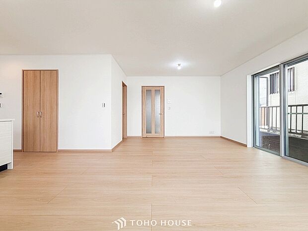 光と風があふれる開放的なリビングダイニングには自然と家族みんなが集まってきます。