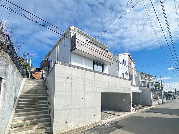 表現された空間は豊かな光と風を纏い、暮らしの時間を豊かにしてくれます。