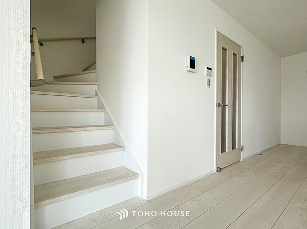 パブリックゾーンとプライベートゾーン繋ぐ階段。豊かな陽光が注ぎ込み、爽やかな住空間を演出。