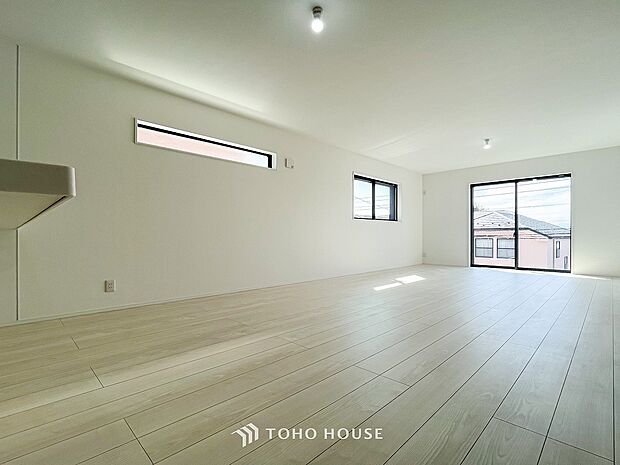 光と風があふれる開放的なリビングダイニングには自然と家族みんなが集まってきます。