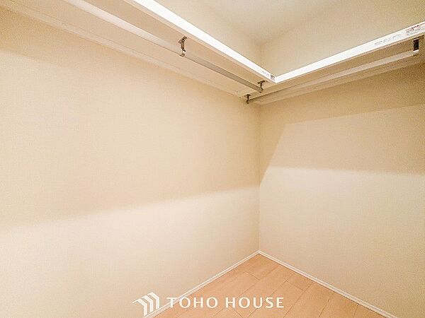 衣類だけでなく大きな荷物も収納でき、お部屋がすっきりします。
