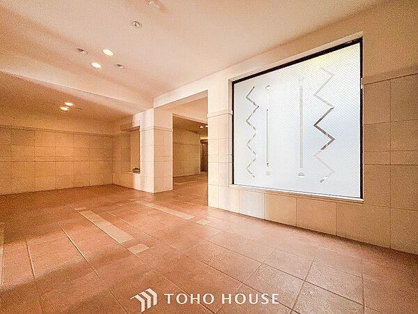 外と内をつなぐロビーは、落ち着いた雰囲気を漂わせた上質な空間です。