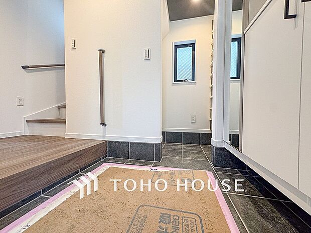 清潔感溢れる玄関がお出迎えする本邸宅の物語は、ここから始まる日常を期待させます。