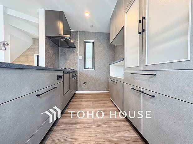 機能的で使い勝手のよさそうなキッチン。明るく清潔感があります。