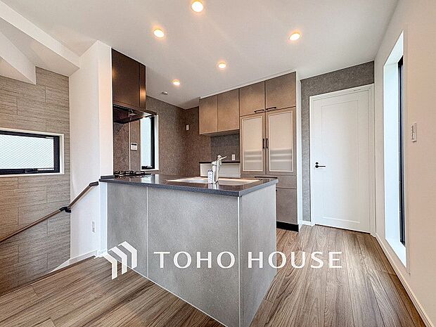 対面キッチンでリビングのご家族と会話を楽しみながらお料理できます。