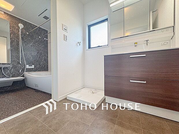 小窓が設置され、湿気がこもりやすい室内の換気・採光に配慮されています。