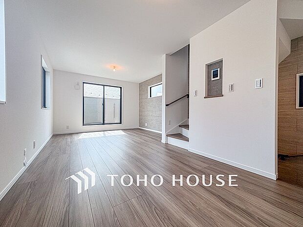 家族と過ごすひと時を溢れる光が優しく包み込むリビングダイニング。