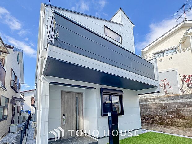 住む人や訪れる人やさしくエスコートする玄関アプローチ。