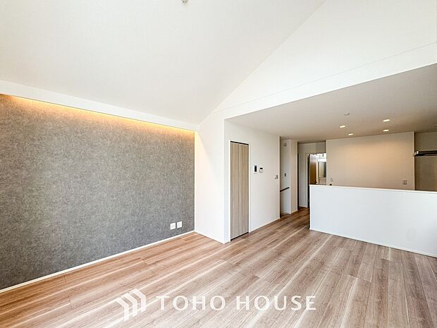 光と風があふれる開放的なリビングダイニングには自然と家族みんなが集まってきます。