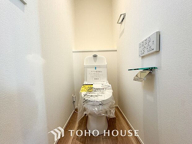 トイレはシンプルにホワイトで統一した温水洗浄付です。