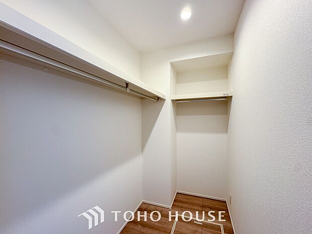 普段使わない季節用品やトランクなど大きなものもラクラク収納できる広さがございます。