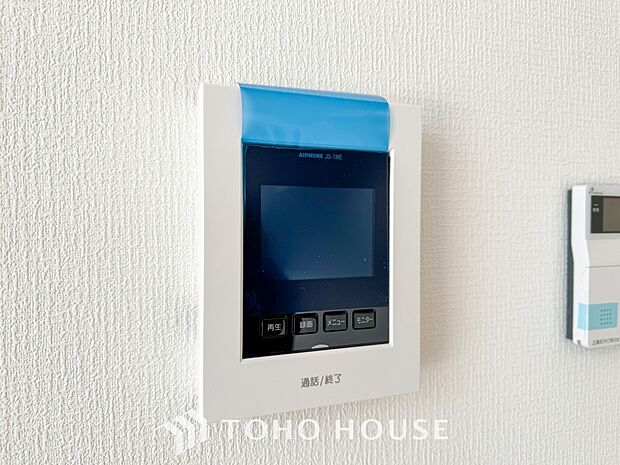 誰が来てもわかる様にモニター付きインターホンを設置。