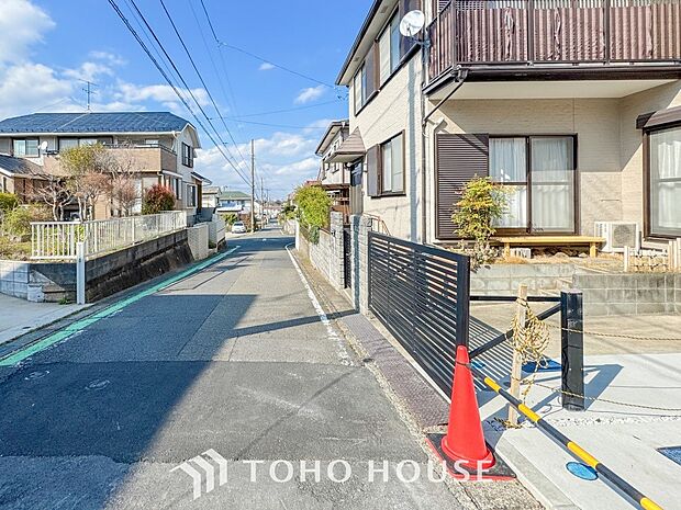 前面道路含む現地写真『快適』は「家」と「街」と「環境」が調和した時に訪れるだと改めて感じさせてくれます。