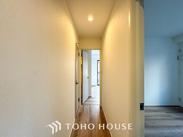 上質感漂う廊下。居住者の帰り、訪れる方を優しく迎え安らぎに満ちた生活空間を予感させます。