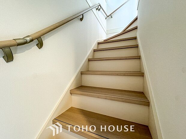 各フロアを結ぶ階段。集いの空間と一人の時間を楽しむプライベートルームをバランスよく繋いでいます。