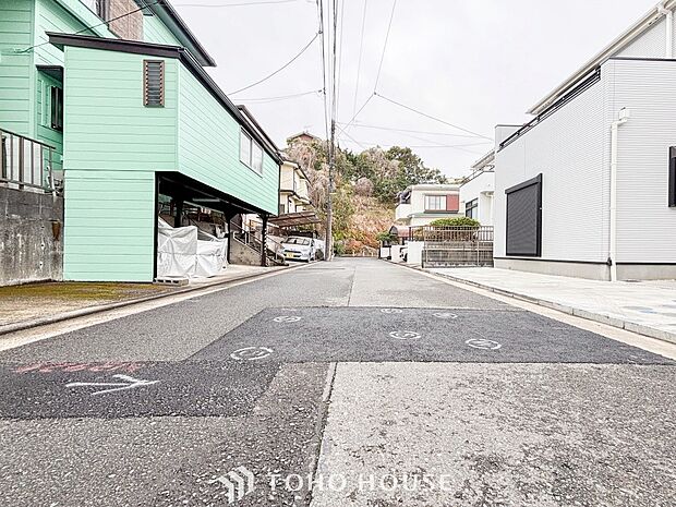 前面道路含む現地写真『快適』は「家」と「街」と「環境」が調和した時に訪れるだと改めて感じさせてくれます。