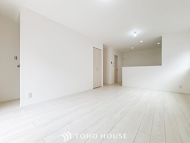 爽やかな色合いのフローリングと清潔感の溢れるクロスが明るい空間を創り出しているリビングダイニング。