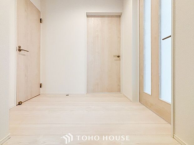 上質感漂う廊下。居住者の帰り、訪れる方を優しく迎え安らぎに満ちた生活空間を予感させます。