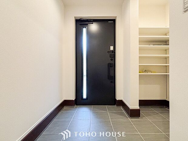 帰り着くたびに洗練されたテイストの空間に迎えられ誇りと喜びを感じる玄関まわりです。