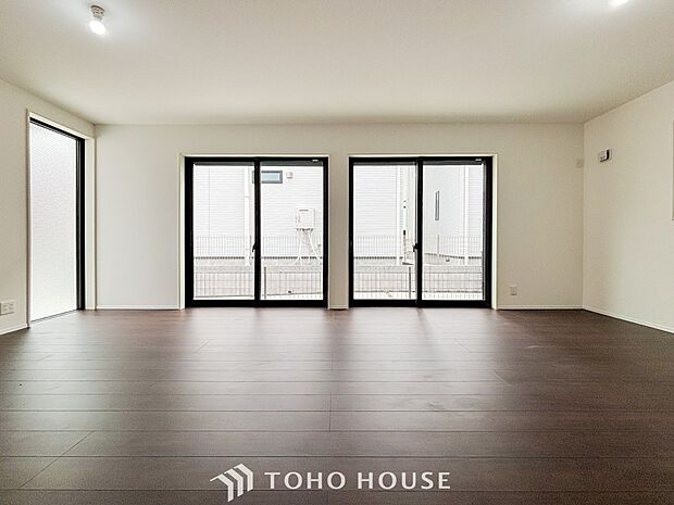 光と風があふれる開放的なリビングダイニングには自然と家族みんなが集まってきます。