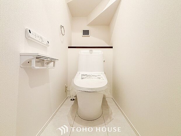 トイレはシンプルにホワイトで統一した温水洗浄付です。