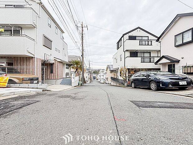 前面道路含む現地写真『快適』は「家」と「街」と「環境」が調和した時に訪れるだと改めて感じさせてくれます。