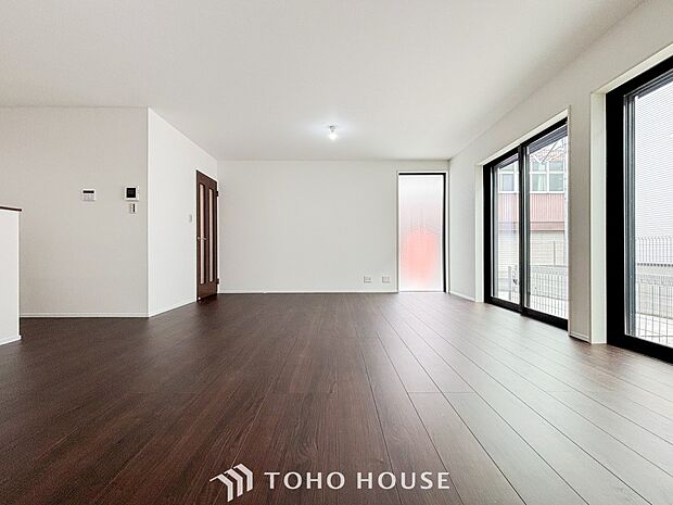 爽やかな色合いのフローリングと清潔感の溢れるクロスが明るい空間を創り出しているリビングダイニング。