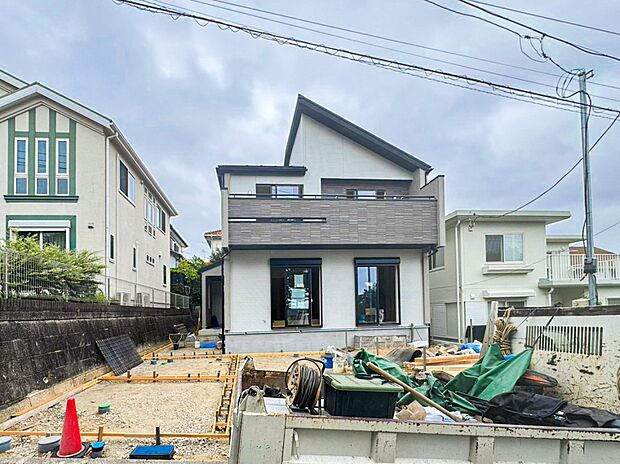 現地外観写真『快適』は「家」と「街」と「環境」が調和した時に訪れるだと改めて感じさせてくれます。