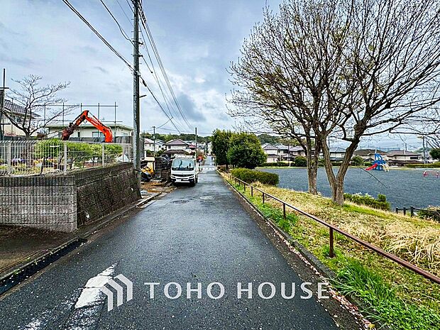 前面道路含む現地写真『快適』は「家」と「街」と「環境」が調和した時に訪れるだと改めて感じさせてくれます。