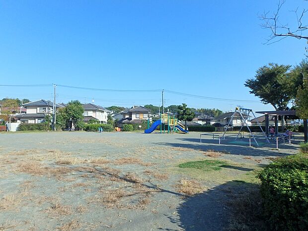 住宅街の中にあるやや広めの公園。ブランコと滑り台があるので子供も遊びやすいです。