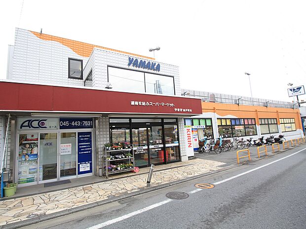 地元の方々に長年愛されてきたスーパーマーケット。食品をメインに取り扱っています。駐車場80台完備。