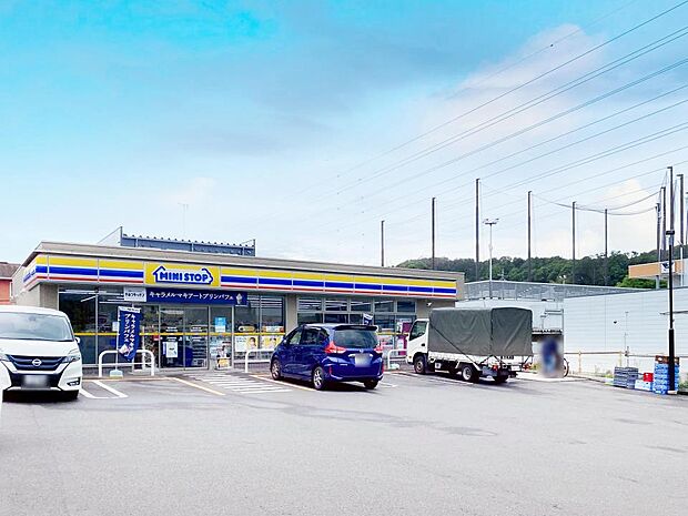 24時間営業。お弁当やお惣菜、パンなどをはじめ、生活用品、お酒、たばこなども取り揃えています。