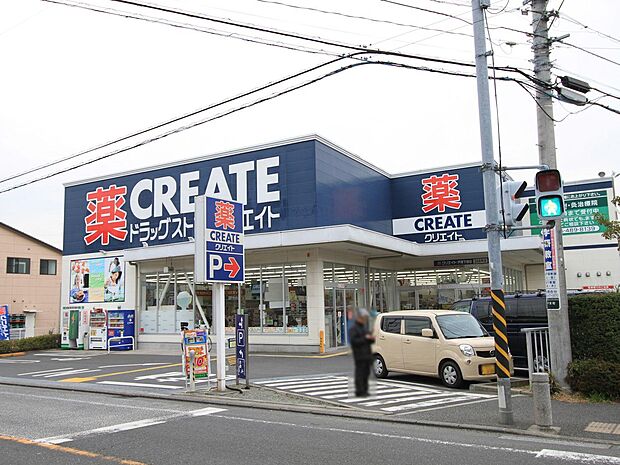 お薬や日用品はもちろん、冷蔵食品・冷凍食品・精肉・お酒などをお手ごろ価格で取り揃える頼もしいお店。