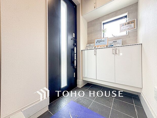 明るくコントラストのある、開放感と清潔感を兼ね備えた玄関。