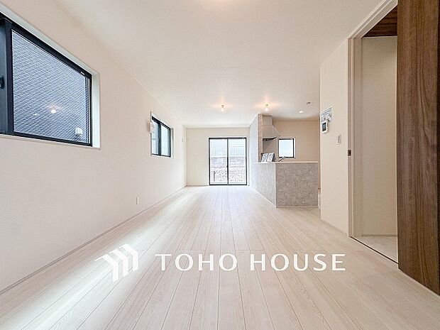 あたたかい日差しがたっぷり降り注ぐLDKは自然と家族の顔があかるい笑顔に。