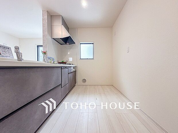 お手入れのしやすいすっきりしたシステムキッチンを採用しました。