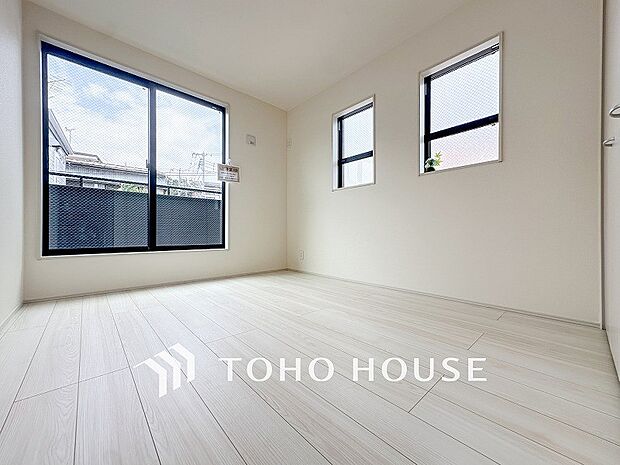 大きな窓からたっぷりと陽光が注がれる明るい空間。家族の成長に対応できる永住仕様の間取り。