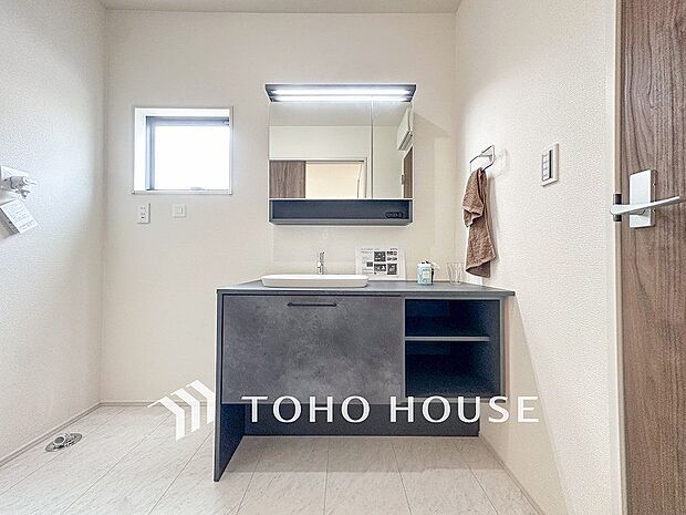 洗面台・洗面所十分な大きさの洗面台は、朝の慌ただしい時間でも余裕とゆとりを感じて頂けます。