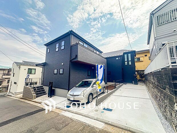 閑静な住宅地で小さなお子様がいるご家族にも安心。気品ある街並みと閑静な住環境が魅力です。