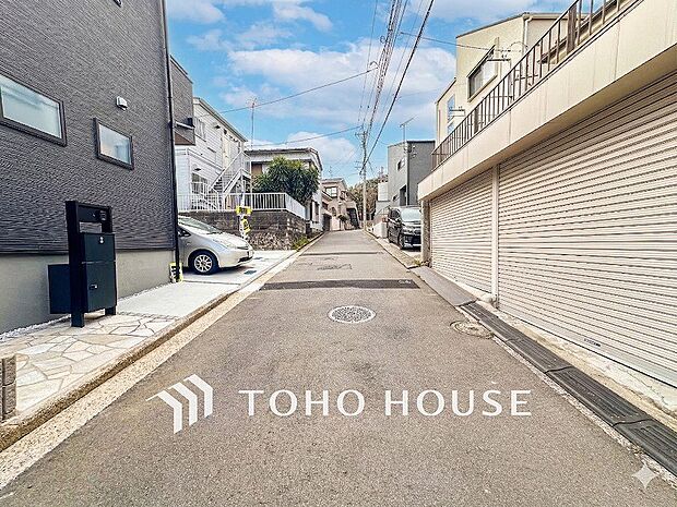 前面道路含む現地写真『快適』は「家」と「街」と「環境」が調和した時に訪れるだと改めて感じさせてくれます。