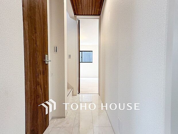 上質感漂う廊下。居住者の帰り、訪れる方を優しく迎える・安らぎに満ちた生活空間を予感させる。