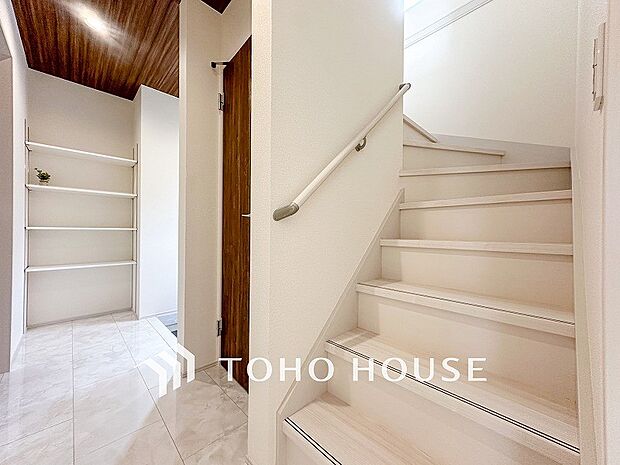 階段にはお子様やお年寄りに安心な手すりをご用意。