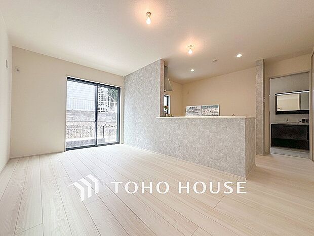 対面式キッチンのあるLDKで家族の会話が弾みます。