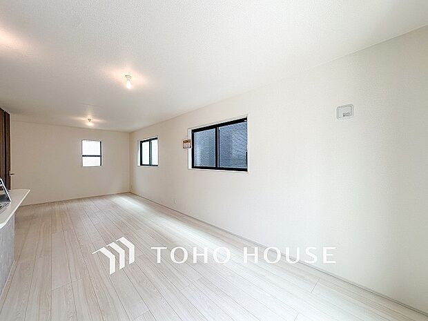 戸建てならではのリビング。落ち着いた色調のリビングは家族団欒の憩いの場所です。