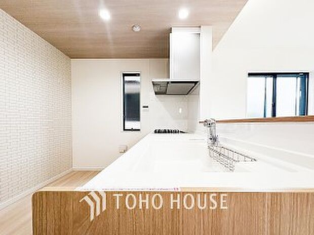 対面キッチンでリビングのご家族と会話を楽しみながらお料理できます。