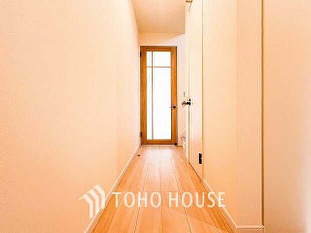 やわらかな陽射しがふりそそぎ、ゆったりした時間が流れる室内。