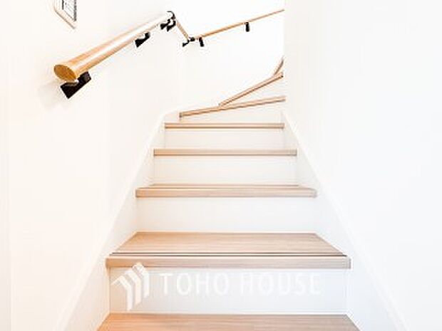 パブリックゾーンとプライベートゾーン繋ぐ階段。豊かな陽光が注ぎ込み、爽やかな住空間を演出。