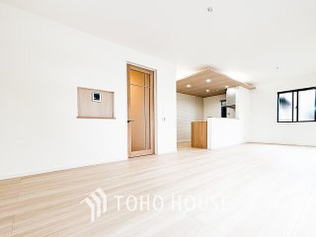 光と風があふれる開放的なリビングダイニングには自然と家族みんなが集まってきます。