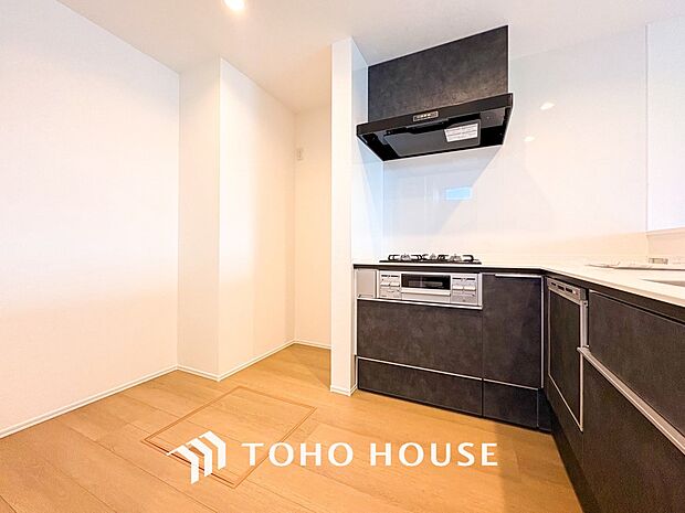 お手入れのしやすいすっきりしたシステムキッチンを採用しました。